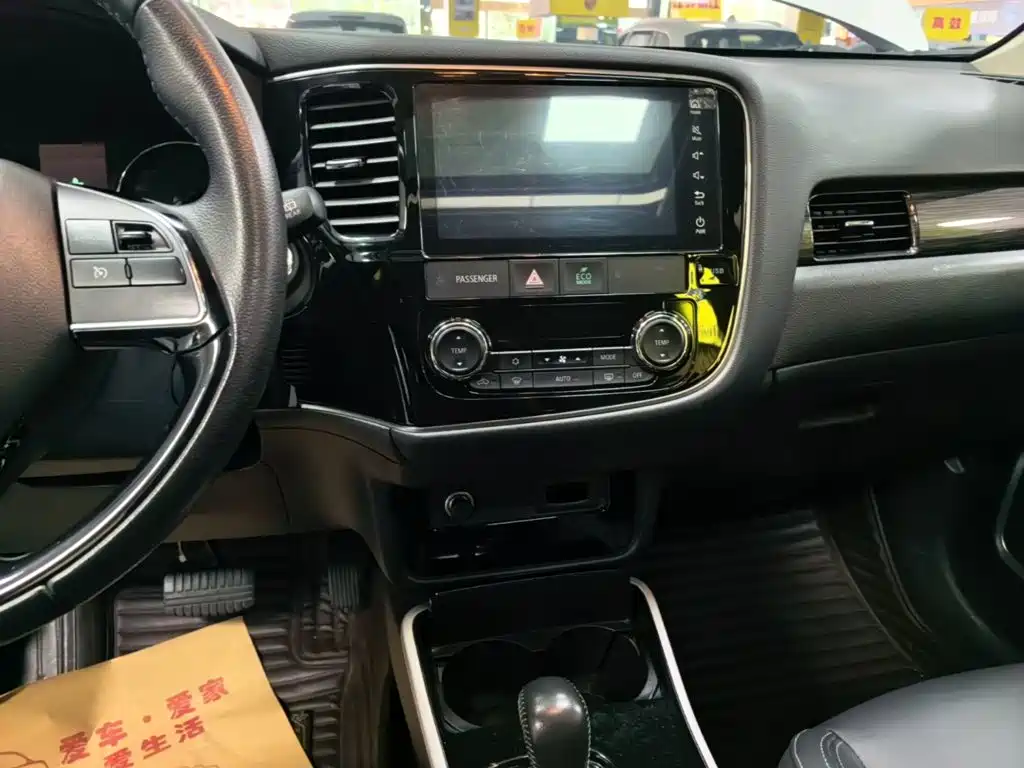 Mitsubishi Outlander 2020 — фото 13