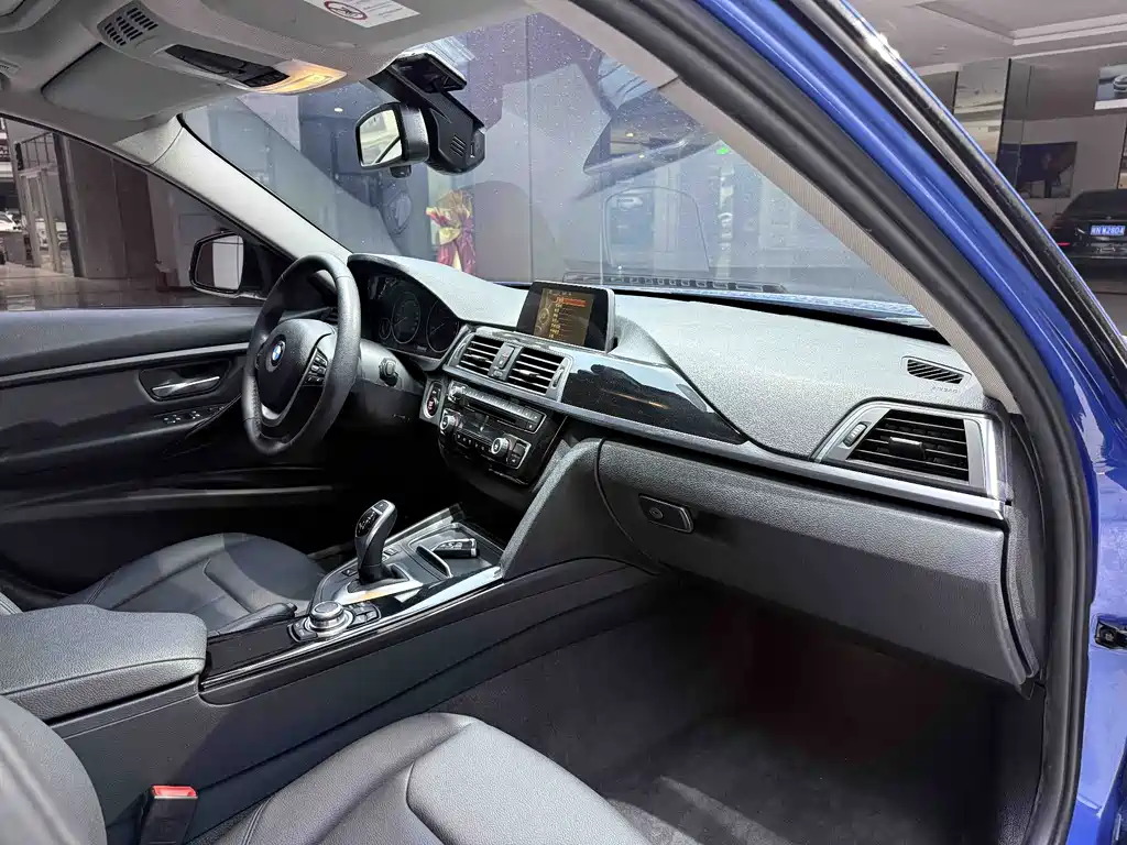 BMW 3 Series 2017 — фото 11