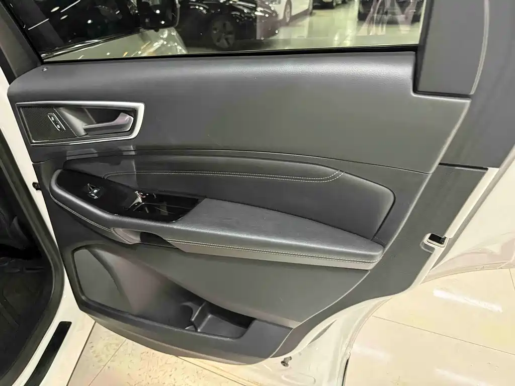 Ford Edge 2018 — фото 20
