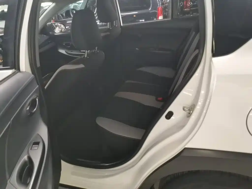 Toyota Yaris L 2023 — фото 17
