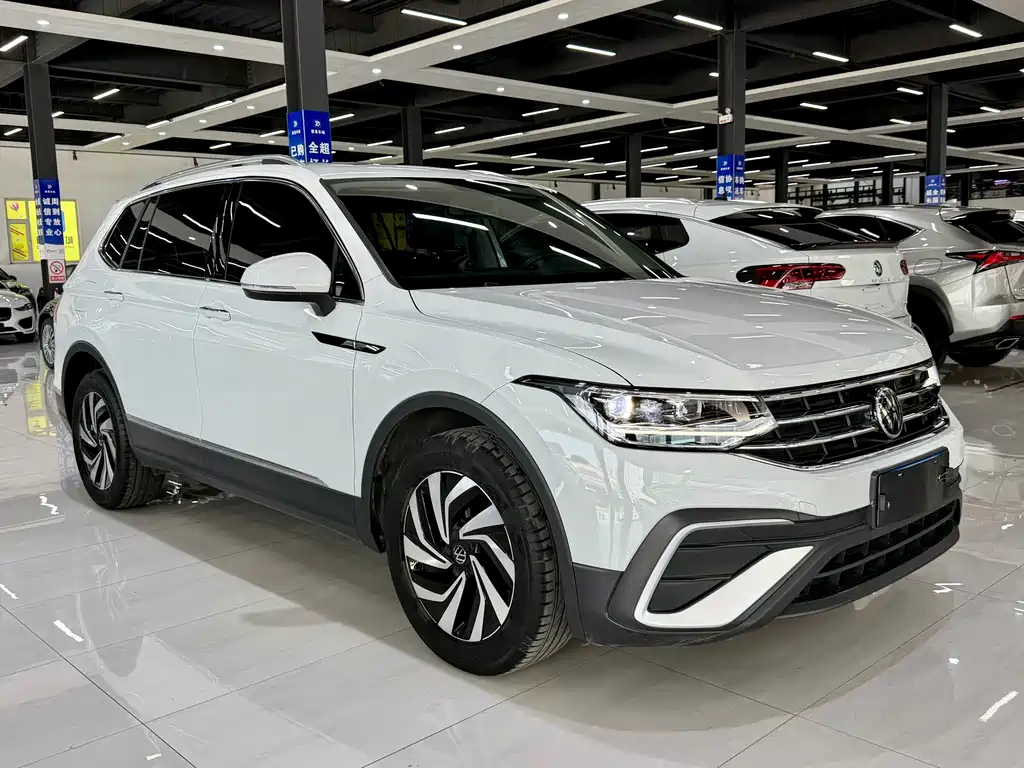 Volkswagen Tiguan L 2023 — фото 3