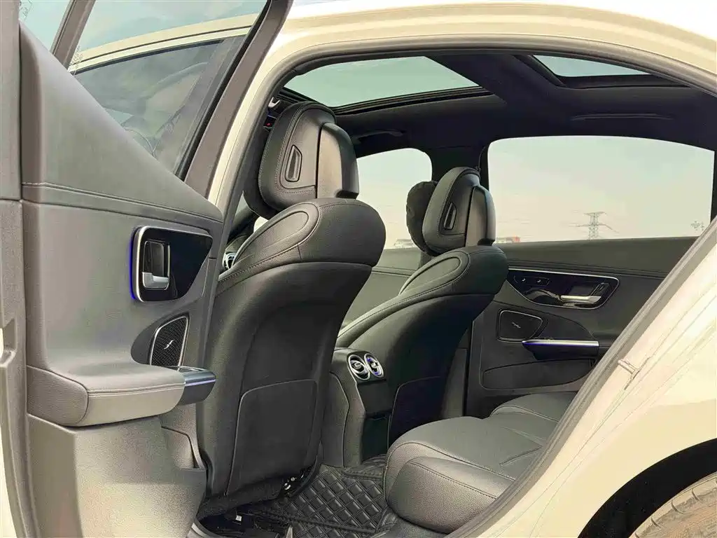 Mercedes-Benz C-Class 2025 — фото 9