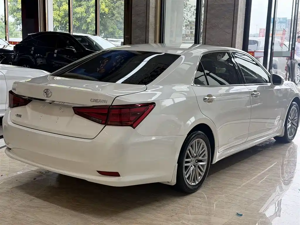 Toyota Crown 2015 — фото 6