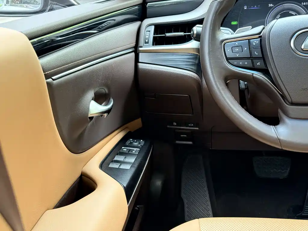 Lexus ES 2020 — фото 15