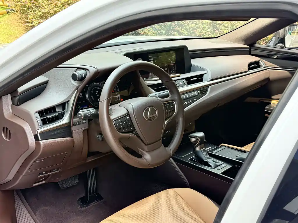 Lexus ES 2020 — фото 11