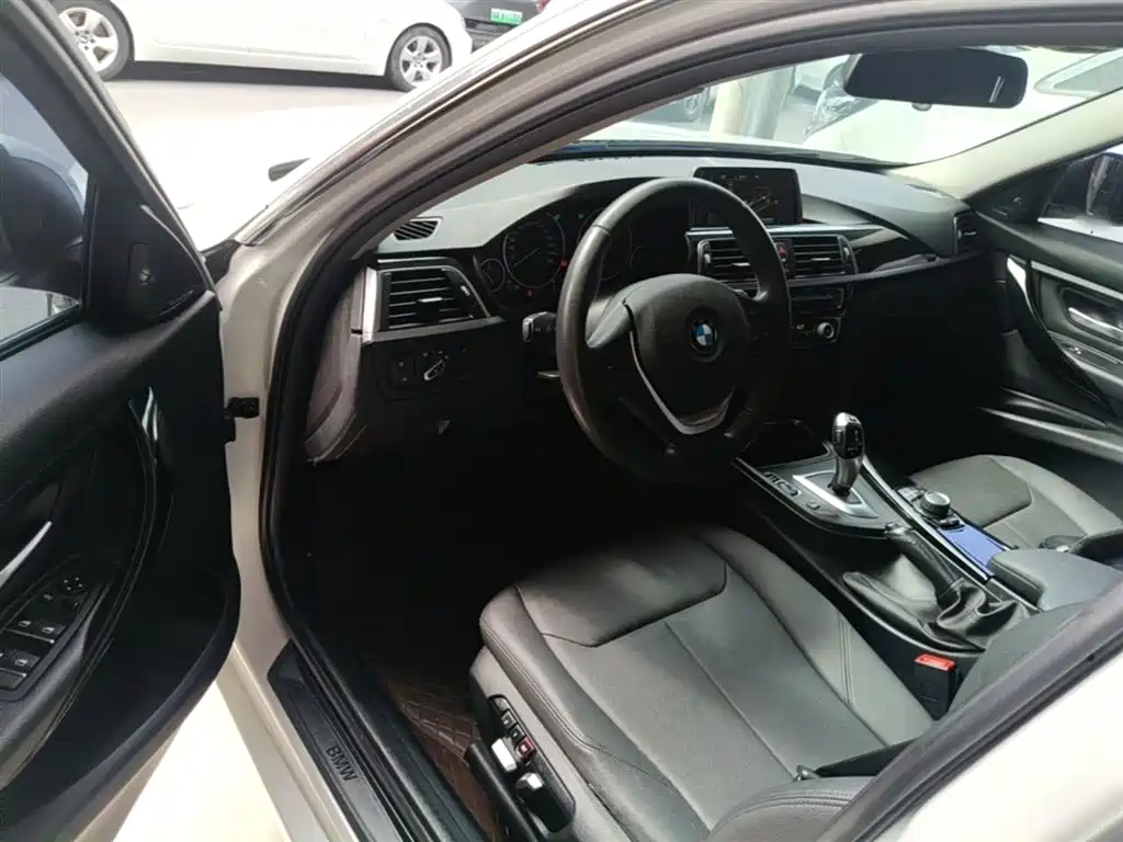 BMW 3 Series 2017 — фото 16