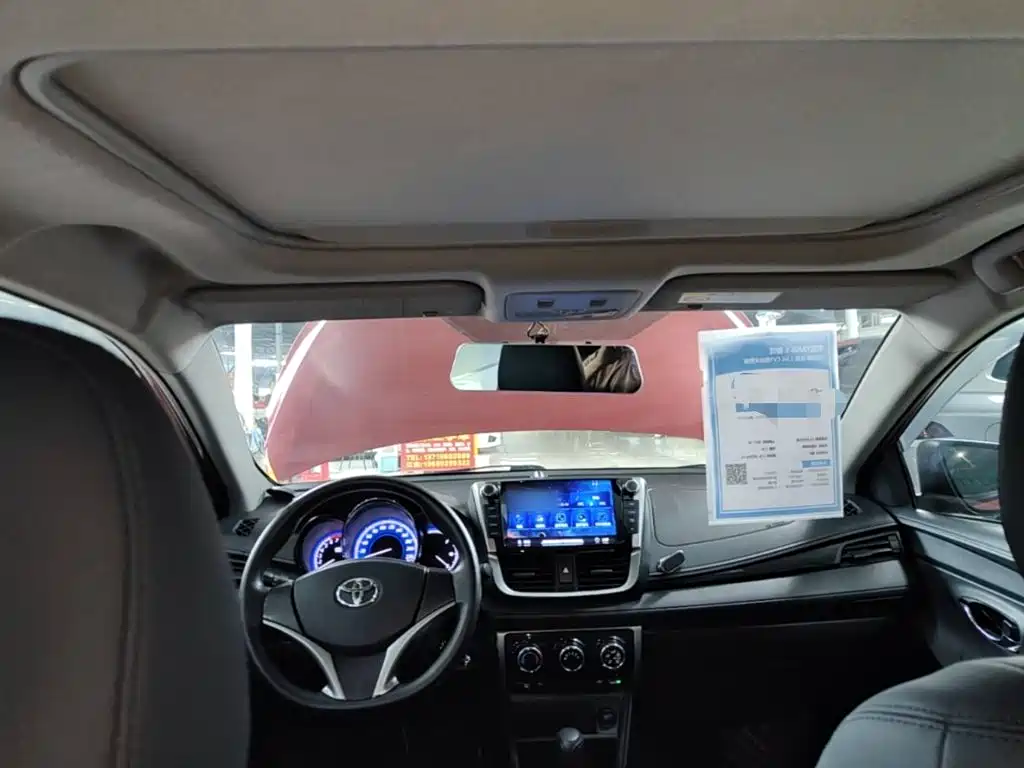 Toyota Yaris L 2017 — фото 18
