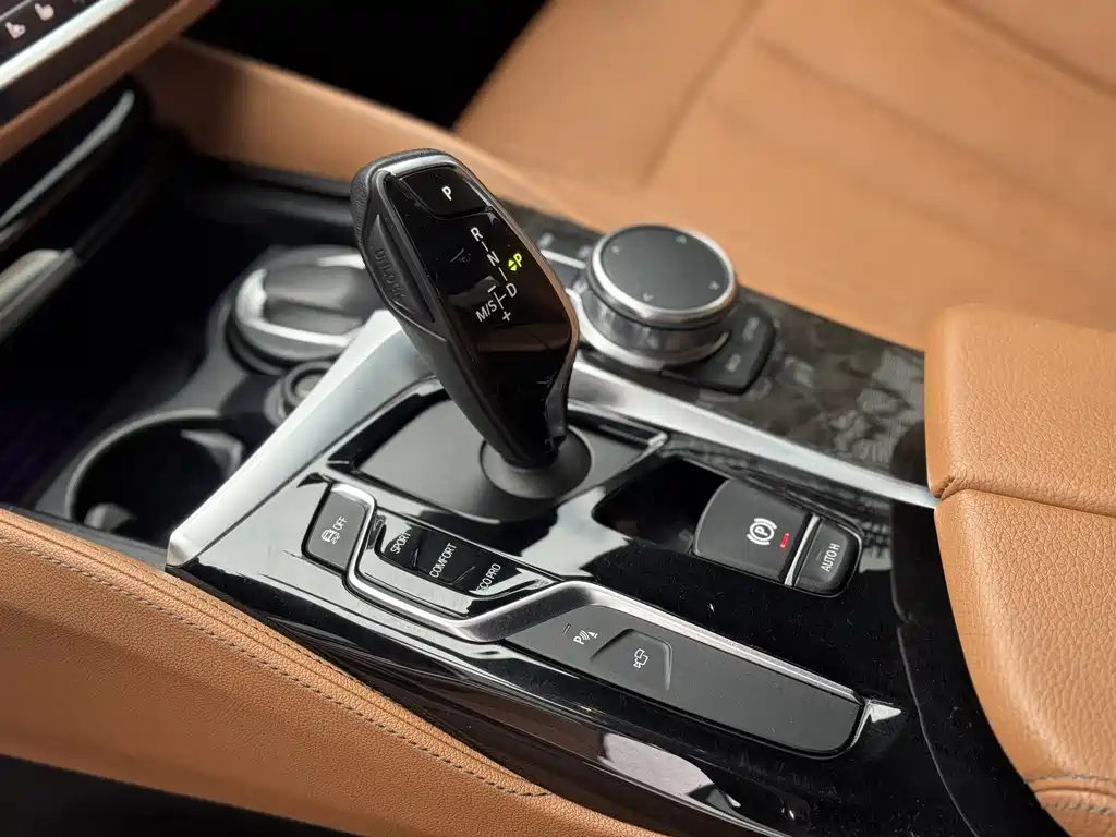 BMW 5 Series 2017 — фото 11