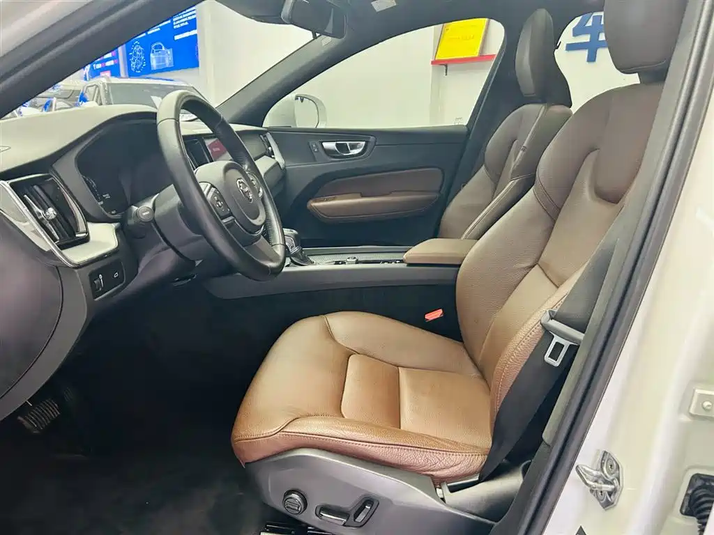 Volvo XC60 2021 — фото 19