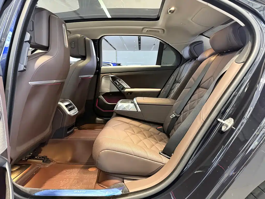 BMW 7 Series 2024 — фото 13