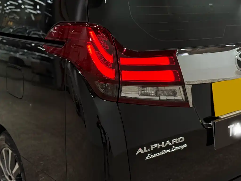 Toyota Alphard 2017 — фото 23