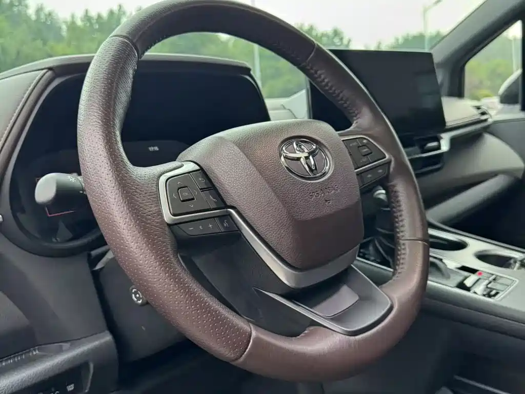 Toyota Granvia 2024 — фото 13