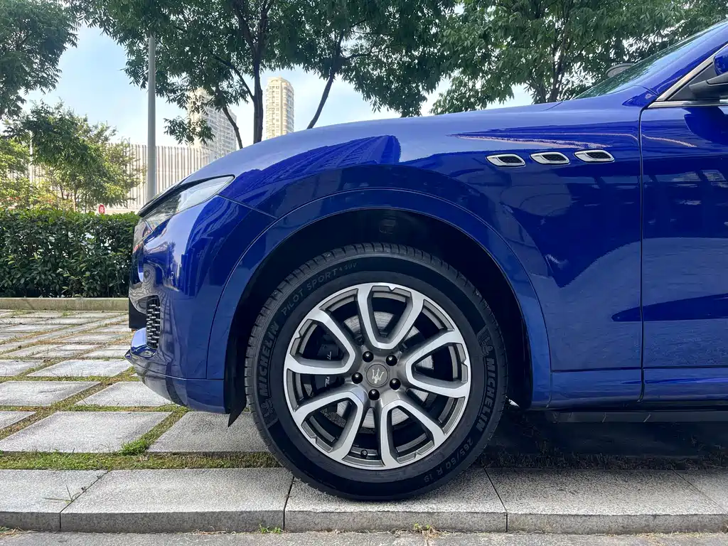 Maserati Levante 2017 — фото 19