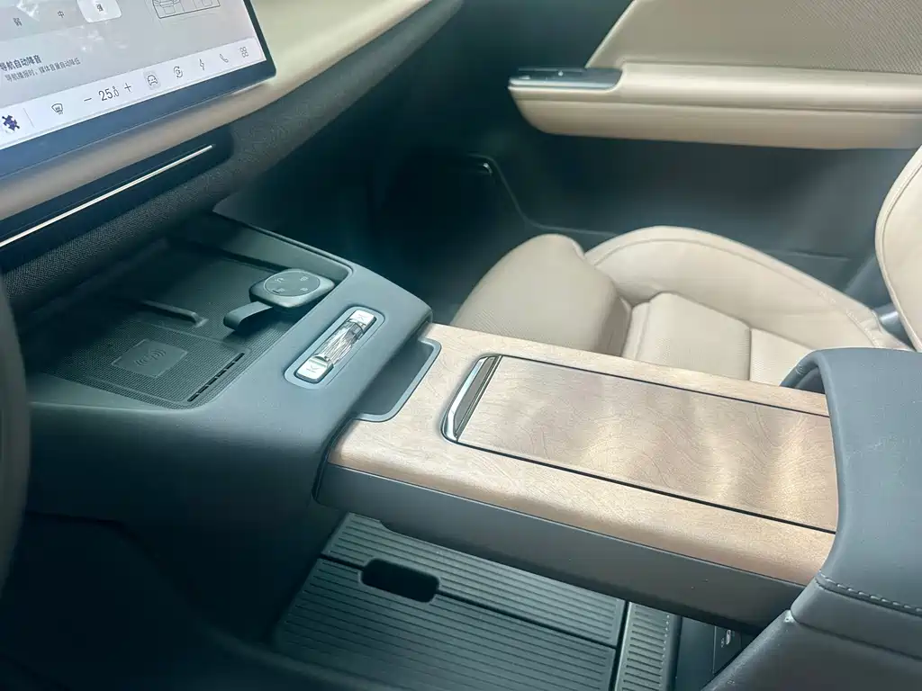 Volvo XC70 PHEV 2025 — фото 15