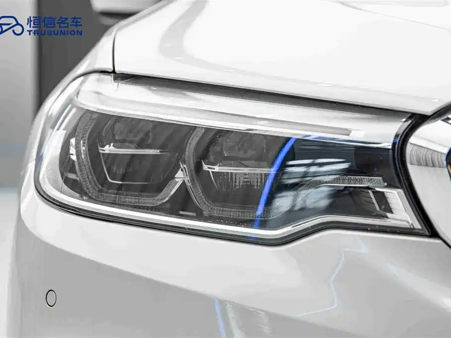BMW 5 Series 2018 — фото 10