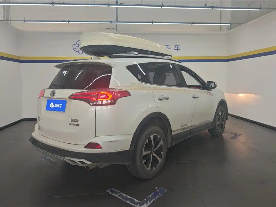 Toyota RAV4 2019 — фото 3