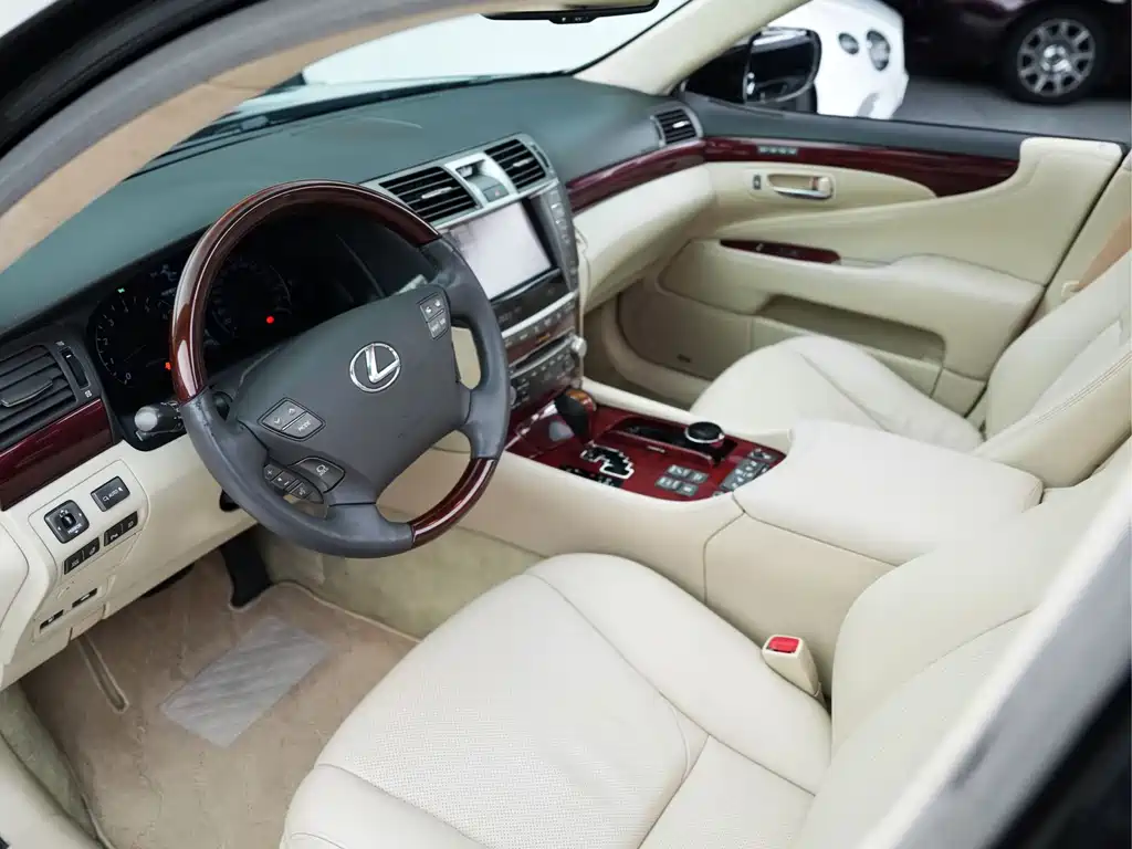 Lexus LS 2010 — фото 11
