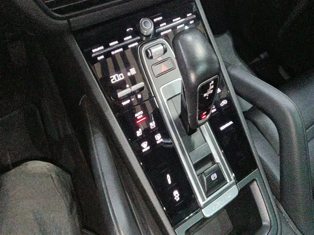 Porsche Cayenne Hybrid 2021 — фото 10