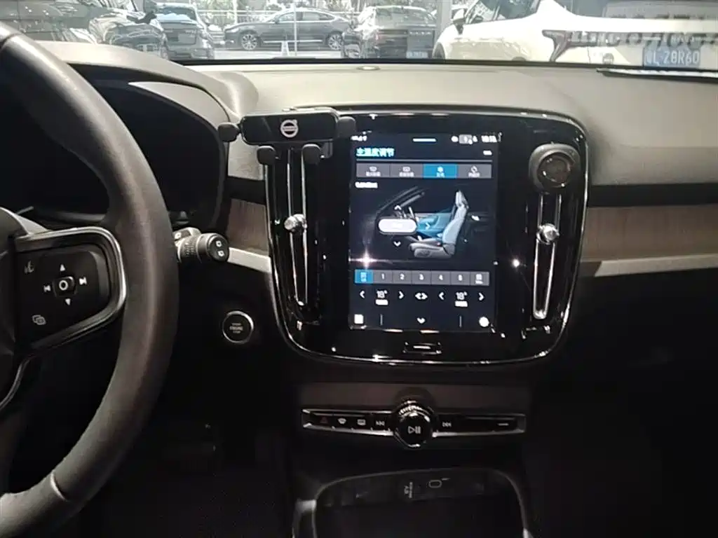 Volvo XC40 2023 — фото 13
