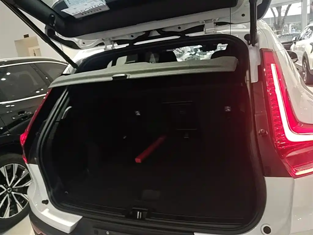 Volvo XC40 2023 — фото 19