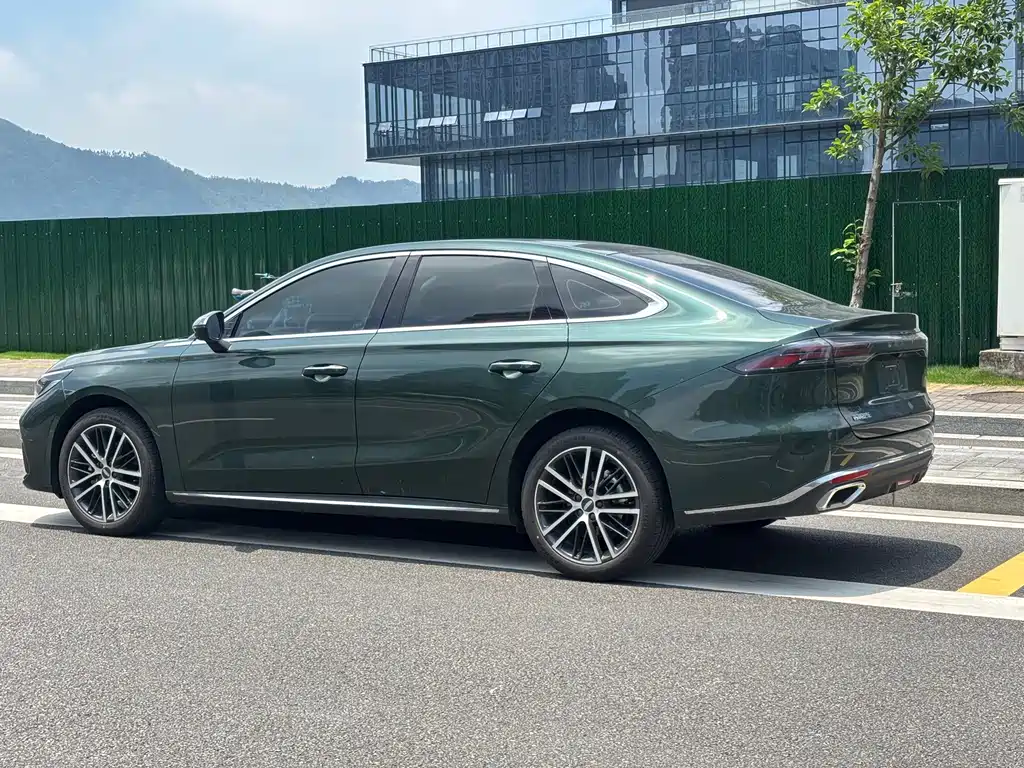 Geely Emgrand 2025 — фото 16