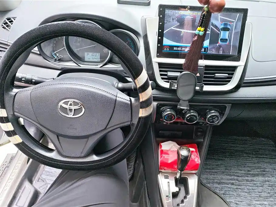 Toyota Yaris L 2016 — фото 12