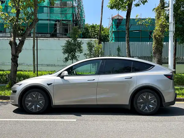 Tesla Model Y L 2025