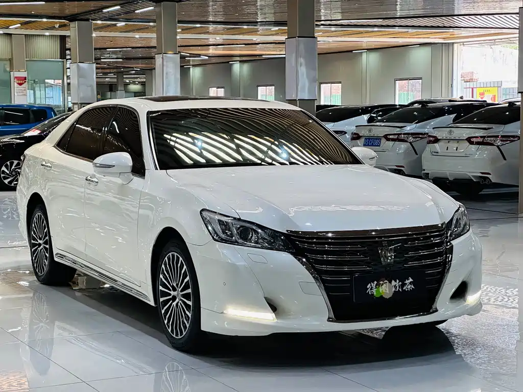 Toyota Crown 2018 — фото 3