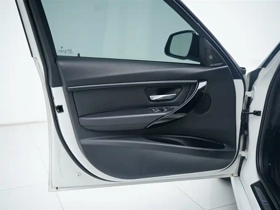 BMW 3 Series 2017 — фото 16
