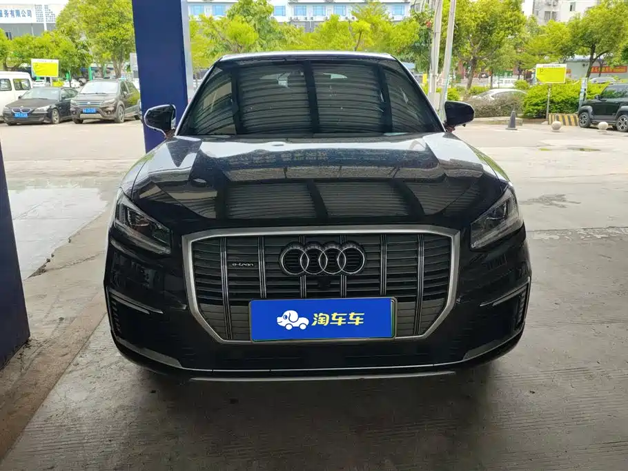 Audi Q2L e-tron 2020 — фото 2
