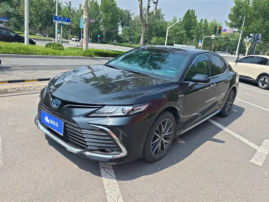 Toyota Camry 2023 — фото 1