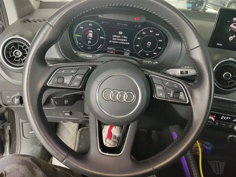 Audi Q2L e-tron 2020 — фото 15