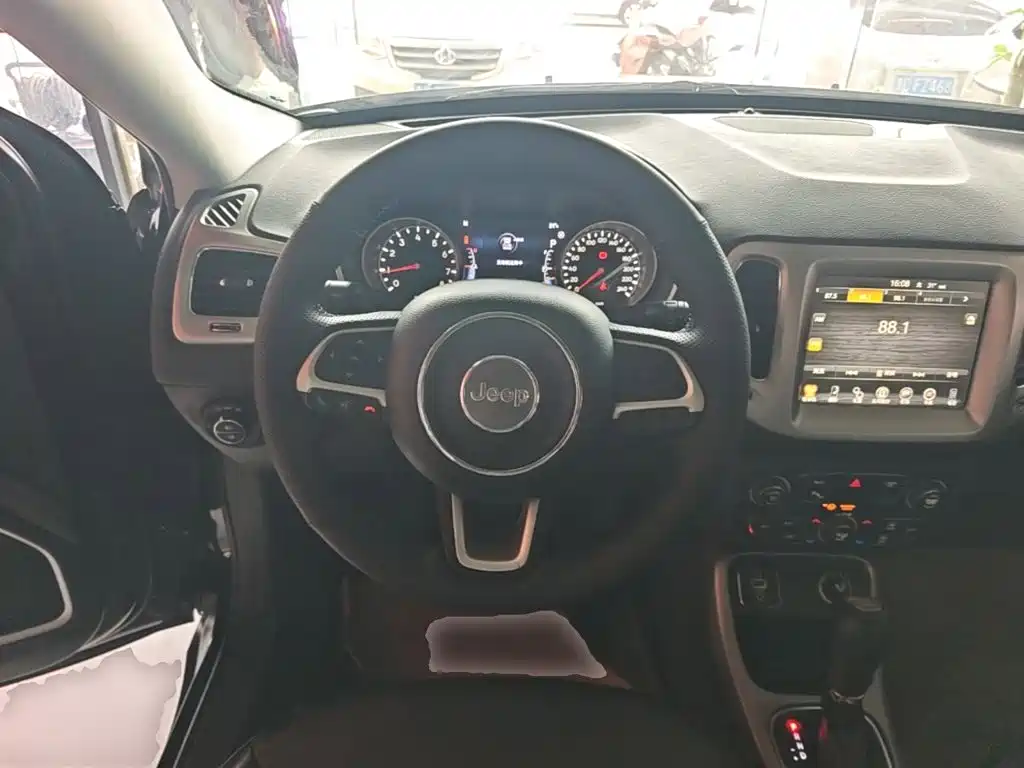 Jeep Compass 2018 — фото 11