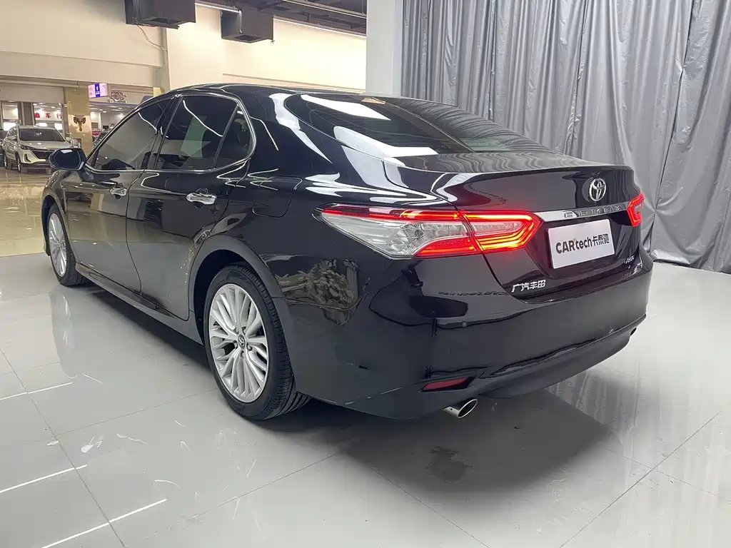 Toyota Camry 2021 — фото 8