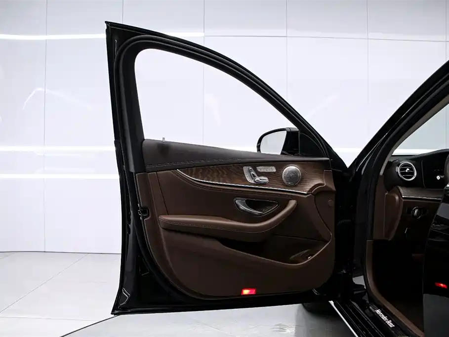 Mercedes-Benz E-Class 2023 — фото 11