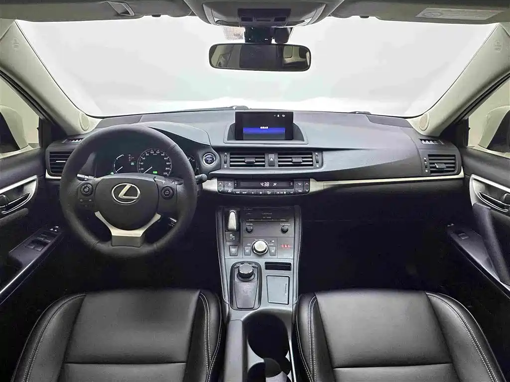 Lexus CT 2017 — фото 17
