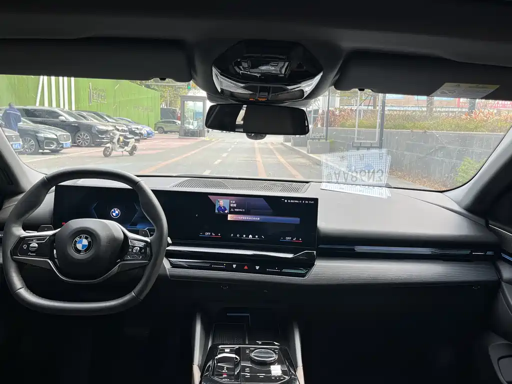 BMW 5 Series 2025 — фото 13