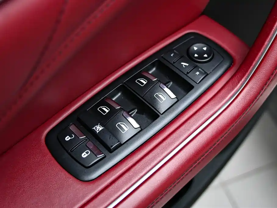 Maserati Levante 2020 — фото 24