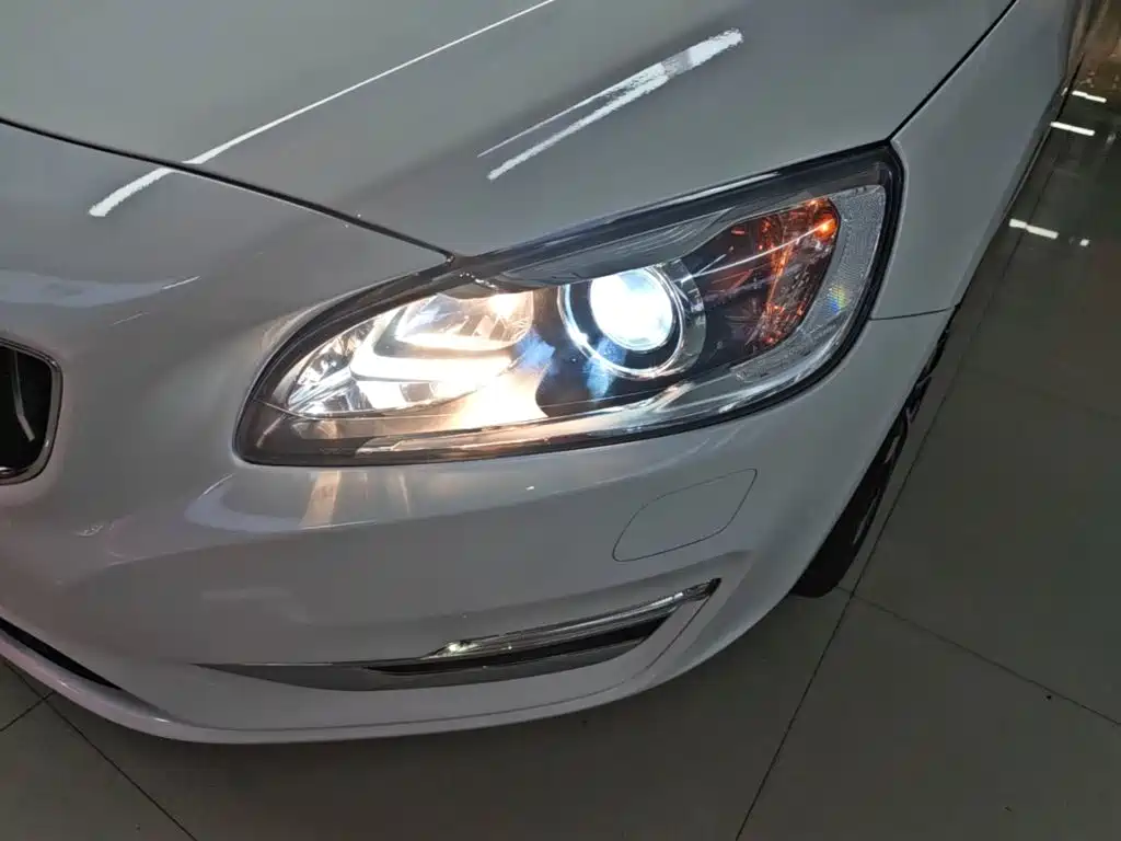 Volvo S60 2019 — фото 24