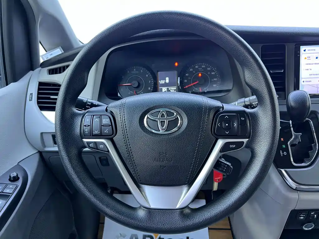 Toyota Sienna 2015 — фото 14