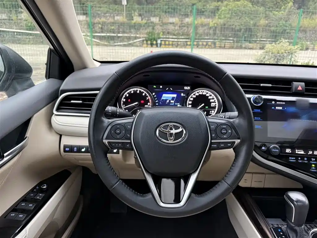 Toyota Camry 2019 — фото 15