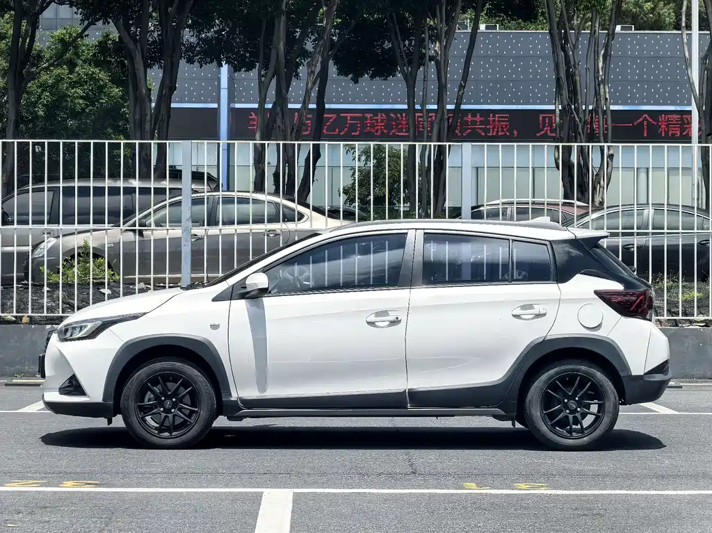 Toyota Yaris L 2021 — фото 10