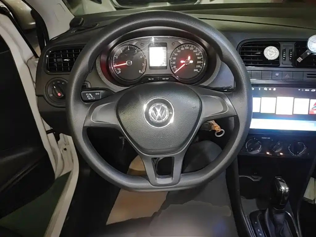 Volkswagen Polo 2017 — фото 11