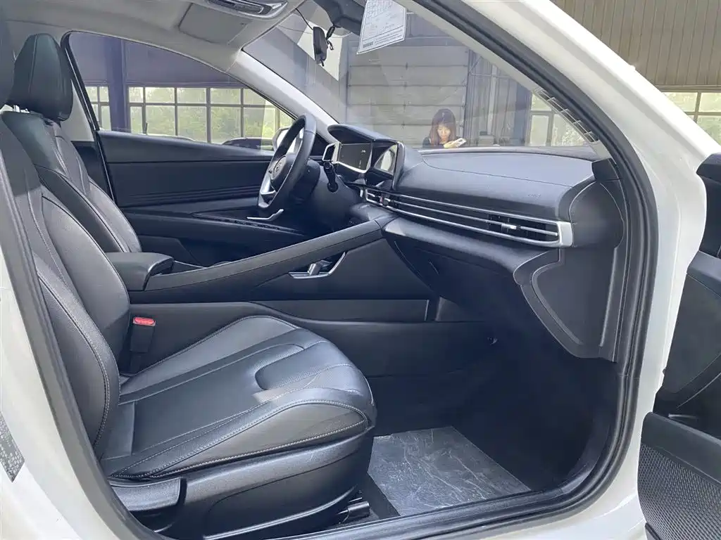 Hyundai Elantra 2023 — фото 16
