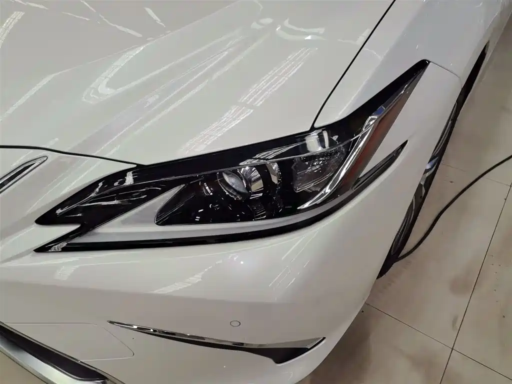 Lexus ES 2018 — фото 18