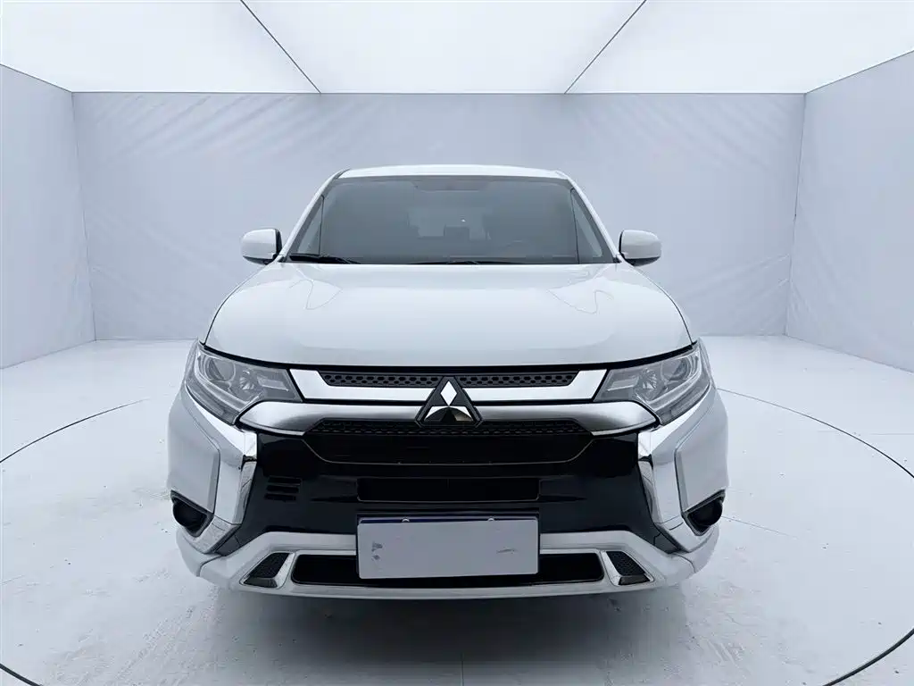 Mitsubishi Outlander 2022 — фото 2