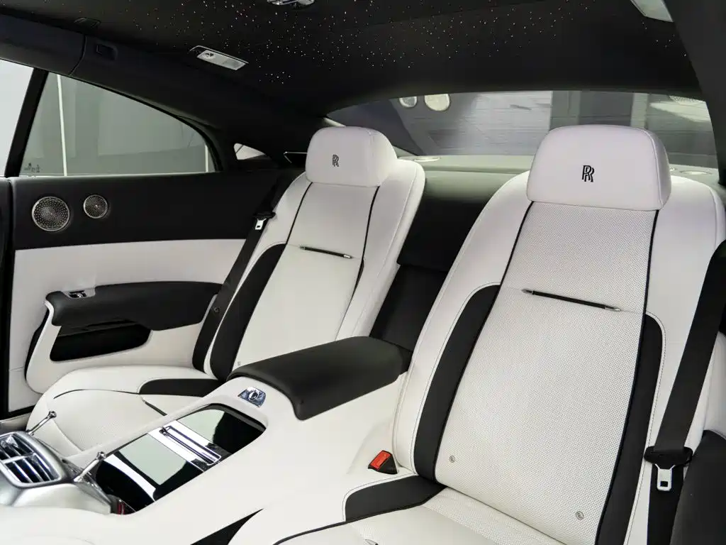 Rolls-Royce Phantom 2017 — фото 11