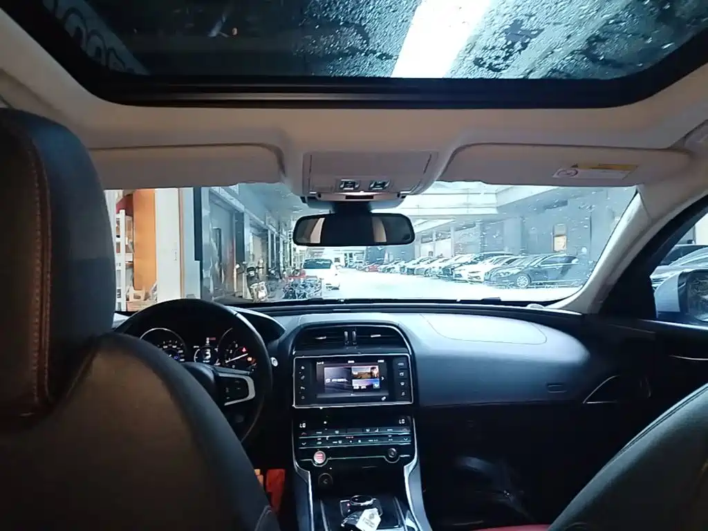 Jaguar XE 2017 — фото 18