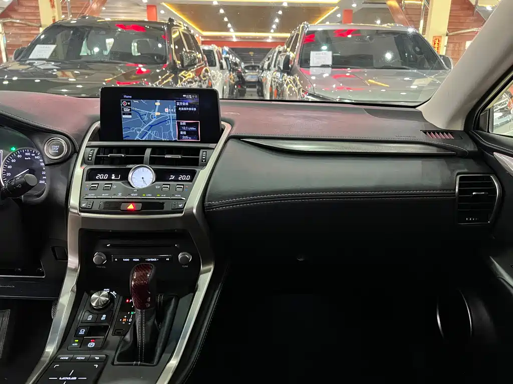 Lexus NX 2018 — фото 10