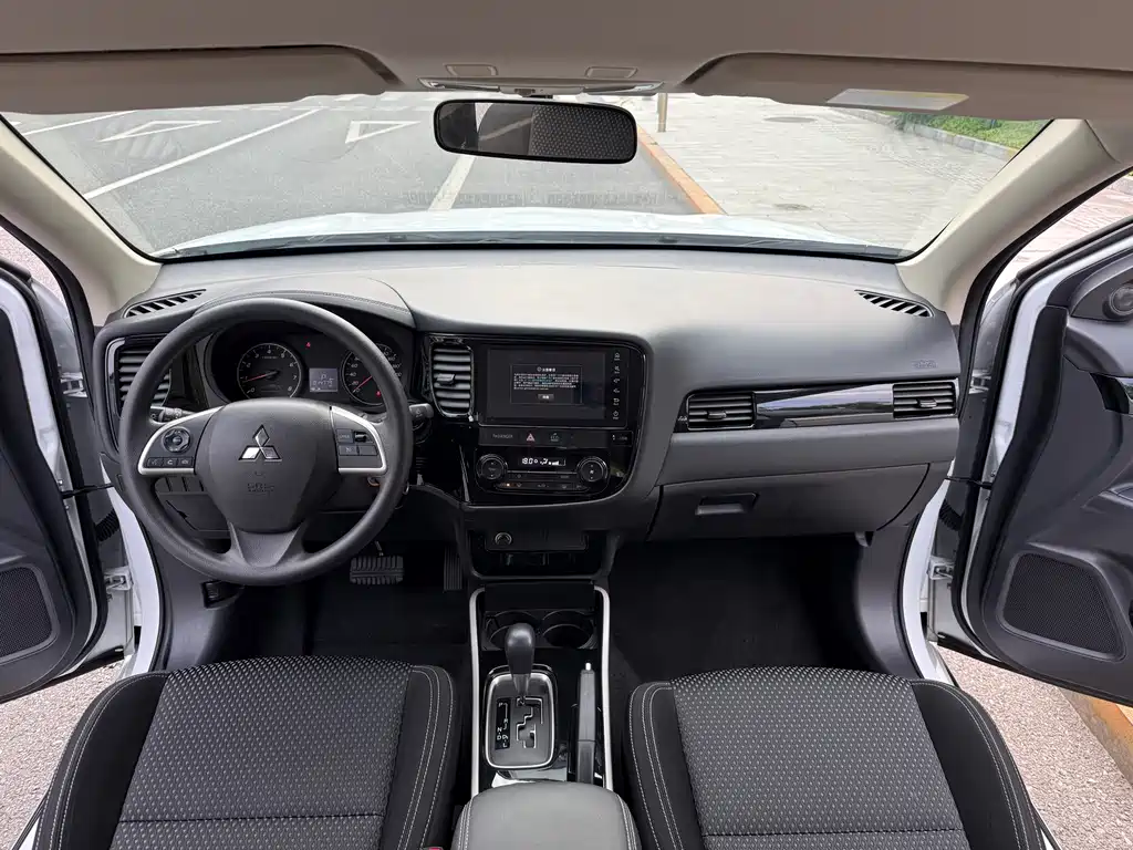Mitsubishi Outlander 2021 — фото 12